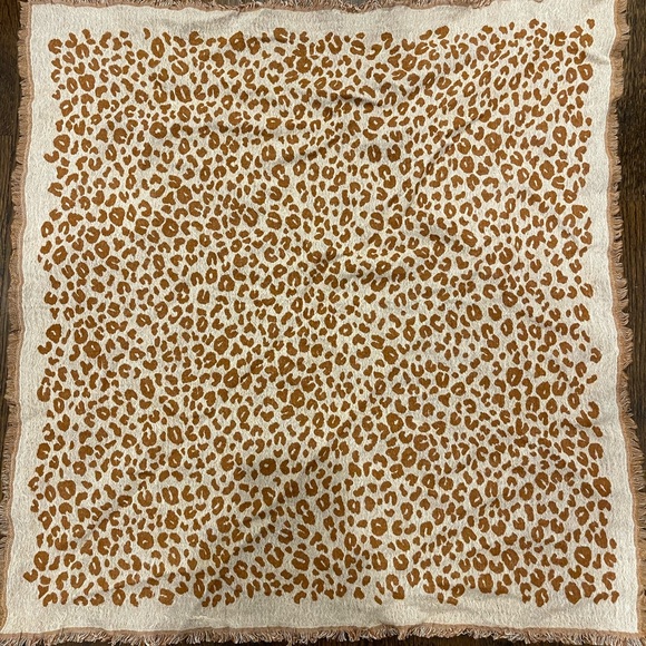 Madewell extra large bandana in cheetah leopard two tone. - Picture 5 of 5